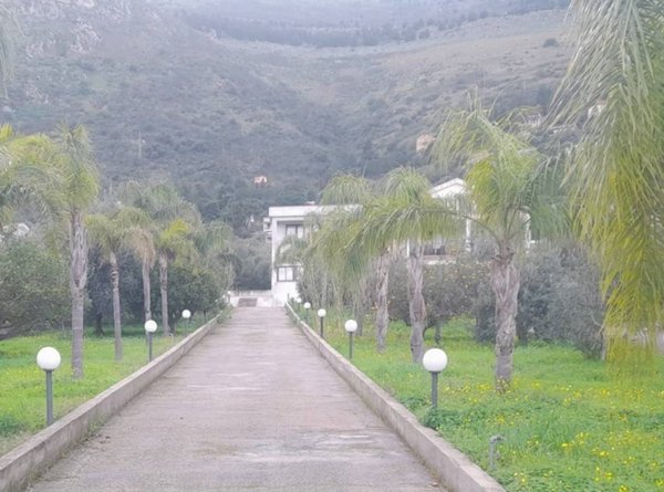 casa indipendente in vendita a Carini in zona Piraineto