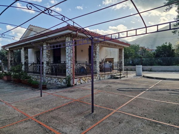 casa indipendente in vendita a Carini in zona Villagrazia di Carini