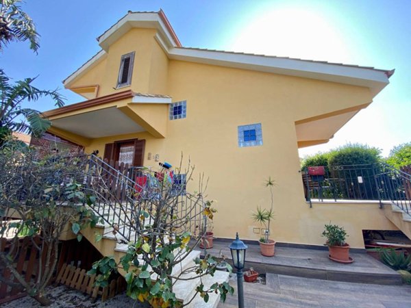 casa indipendente in vendita a Carini in zona Villagrazia di Carini