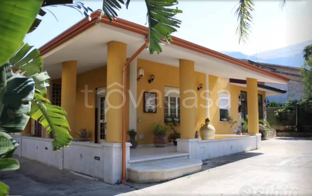 casa indipendente in vendita a Carini in zona Piraineto