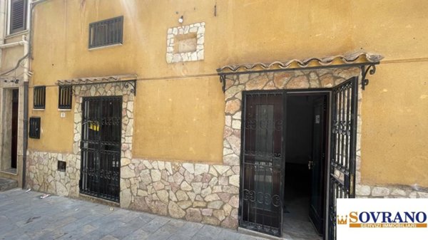 locale commerciale in vendita a Carini