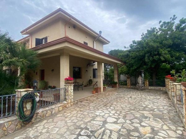 casa indipendente in vendita a Carini in zona Villagrazia di Carini