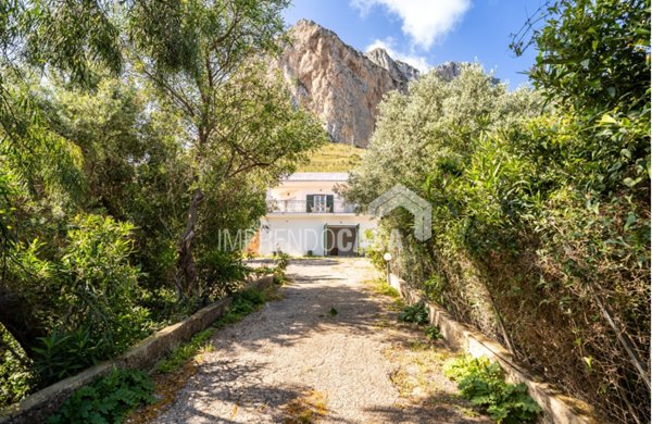 casa indipendente in vendita a Carini in zona Villagrazia di Carini