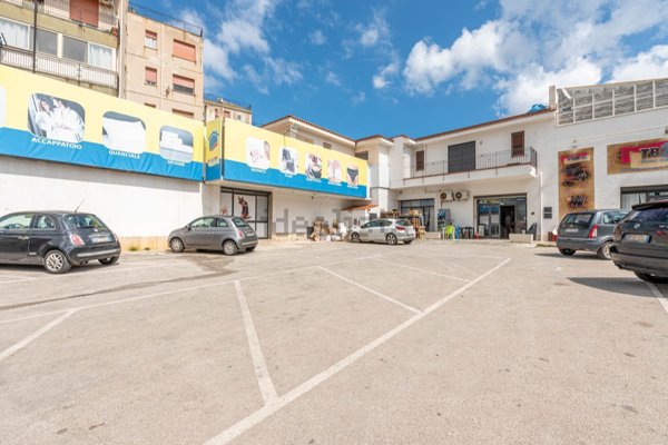 locale commerciale in vendita a Carini