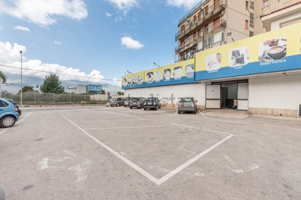 locale commerciale in vendita a Carini