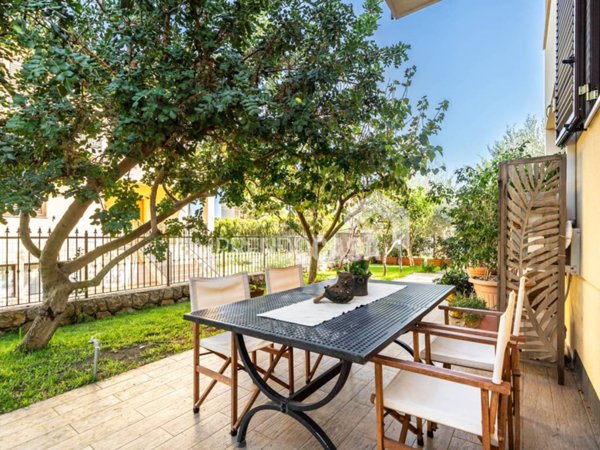 casa indipendente in vendita a Carini in zona Piraineto