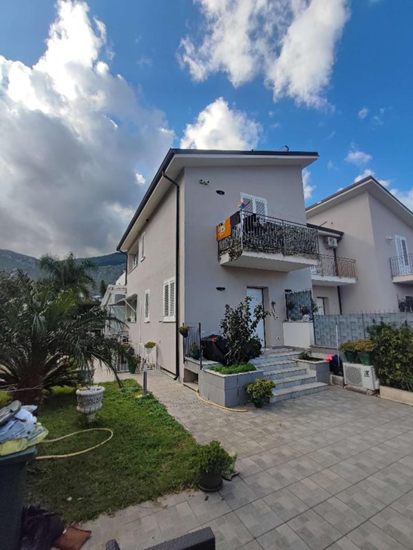 casa indipendente in vendita a Carini in zona Piraineto