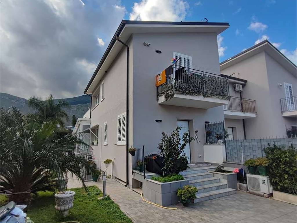 casa indipendente in vendita a Carini in zona Piraineto