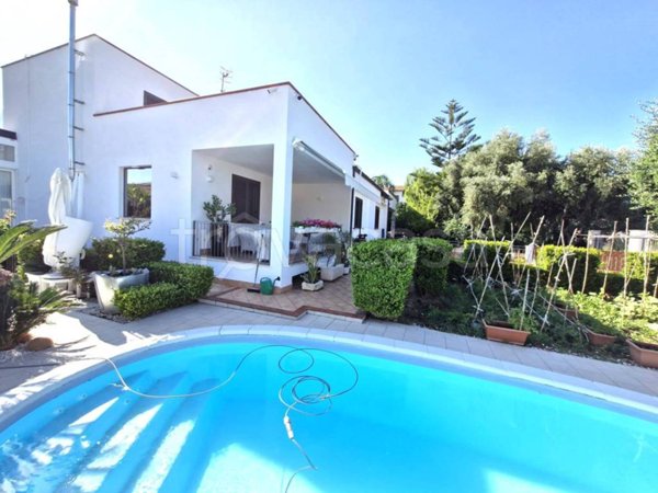 casa indipendente in vendita a Carini