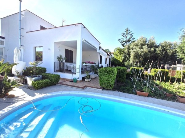 casa indipendente in vendita a Carini