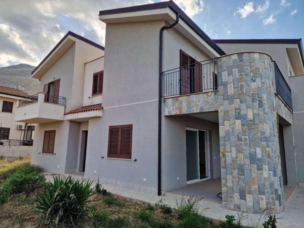 casa indipendente in vendita a Carini in zona Villagrazia di Carini