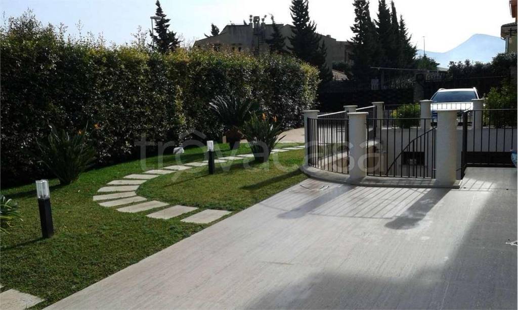 casa indipendente in vendita a Carini in zona Villagrazia di Carini