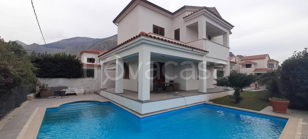 casa indipendente in vendita a Carini in zona Piraineto