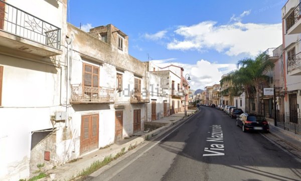 locale commerciale in vendita a Carini in zona Villagrazia di Carini