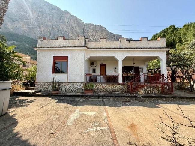 casa indipendente in vendita a Carini