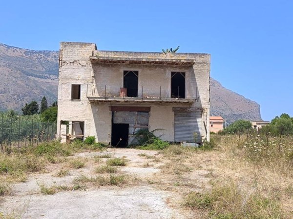 locale commerciale in vendita a Carini in zona Villagrazia di Carini