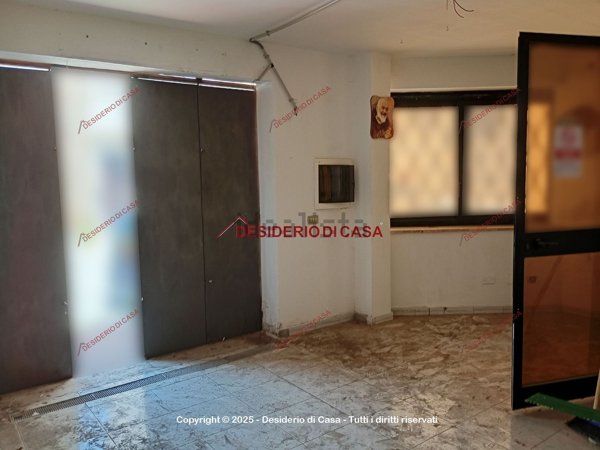 locale commerciale in vendita a Carini