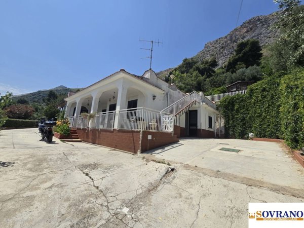 casa indipendente in vendita a Carini in zona Villagrazia di Carini