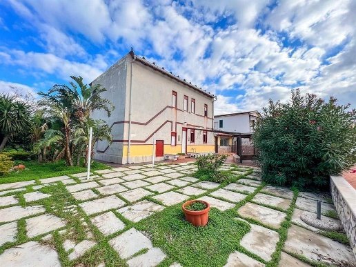 casa indipendente in vendita a Carini in zona Piraineto