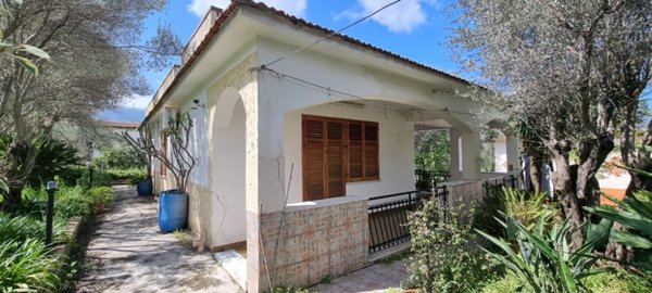 casa indipendente in vendita a Carini in zona Villagrazia di Carini
