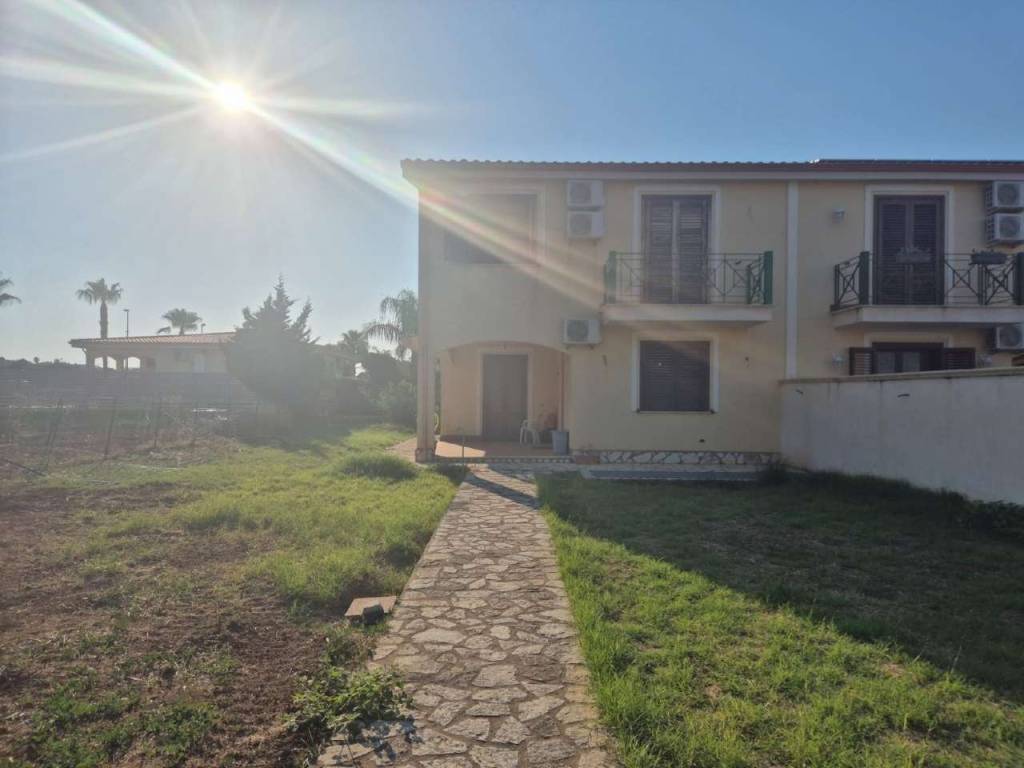 casa indipendente in vendita a Carini in zona Piraineto