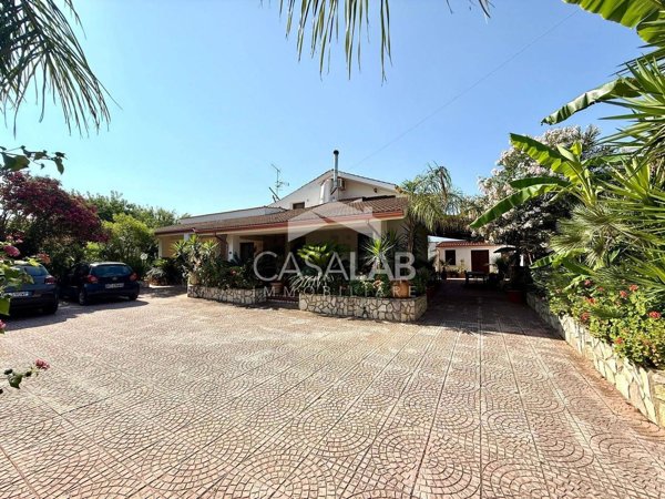 casa indipendente in vendita a Carini in zona Villagrazia di Carini