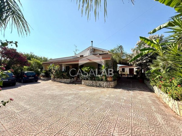 casa indipendente in vendita a Carini in zona Villagrazia di Carini