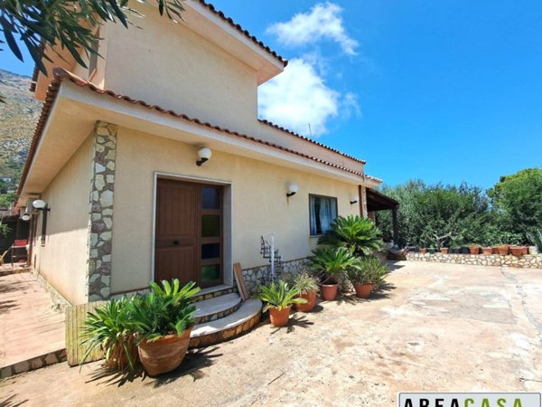casa indipendente in vendita a Carini in zona Villagrazia di Carini