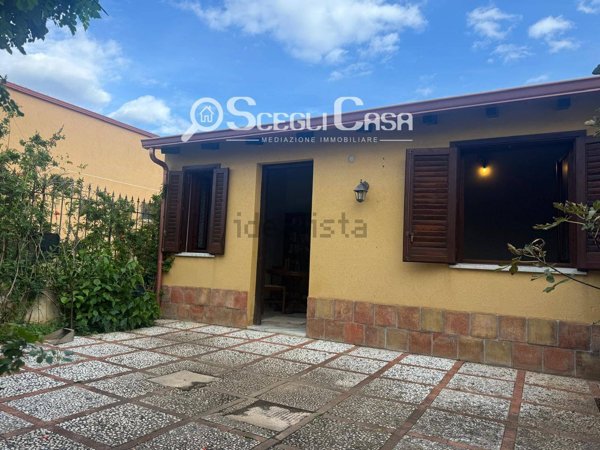 casa indipendente in vendita a Carini in zona Piraineto