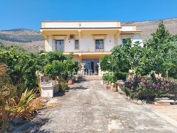 casa indipendente in vendita a Carini in zona Villagrazia di Carini