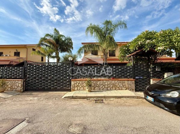 casa indipendente in vendita a Carini