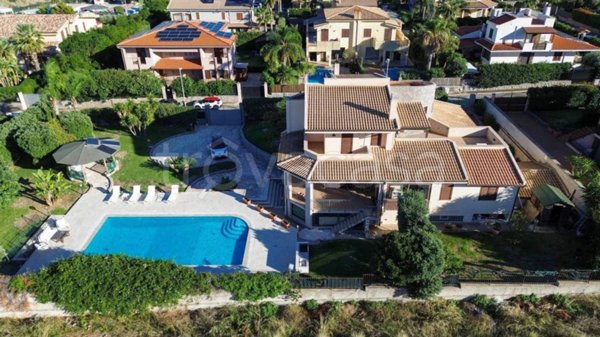 casa indipendente in vendita a Carini in zona Piraineto