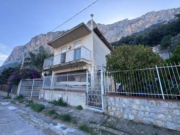 casa indipendente in vendita a Carini