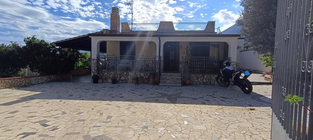 casa indipendente in vendita a Carini in zona Piraineto