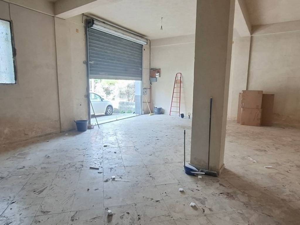 locale commerciale in vendita a Carini