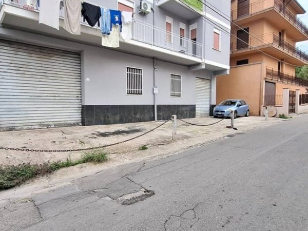 locale commerciale in vendita a Carini