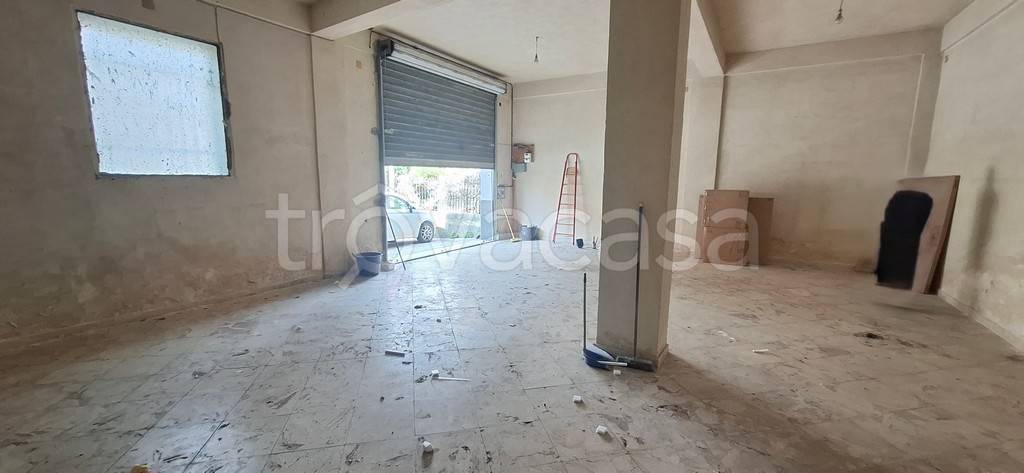 locale commerciale in vendita a Carini