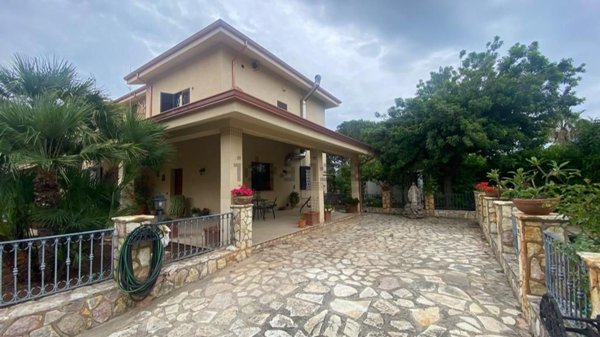 casa indipendente in vendita a Carini in zona Villagrazia di Carini