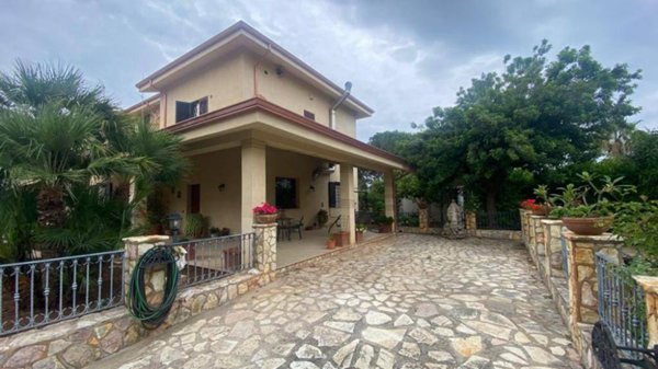 casa indipendente in vendita a Carini in zona Villagrazia di Carini