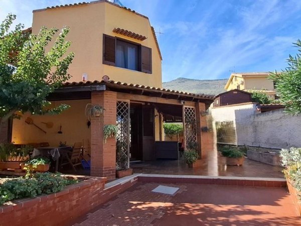 casa indipendente in vendita a Carini in zona Villagrazia di Carini