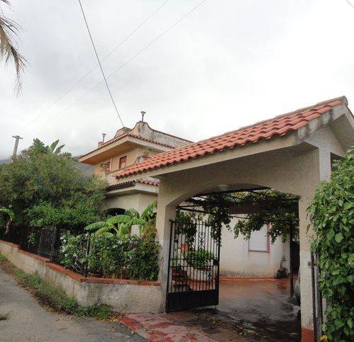 casa indipendente in vendita a Carini in zona Villagrazia di Carini