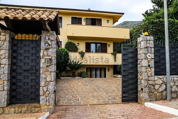 casa indipendente in vendita a Carini