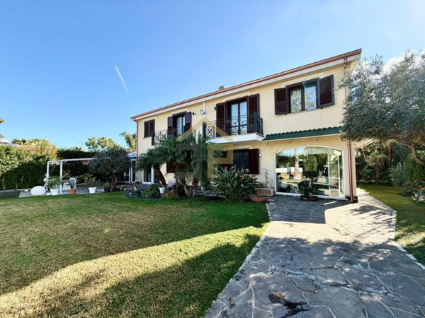 casa indipendente in vendita a Carini