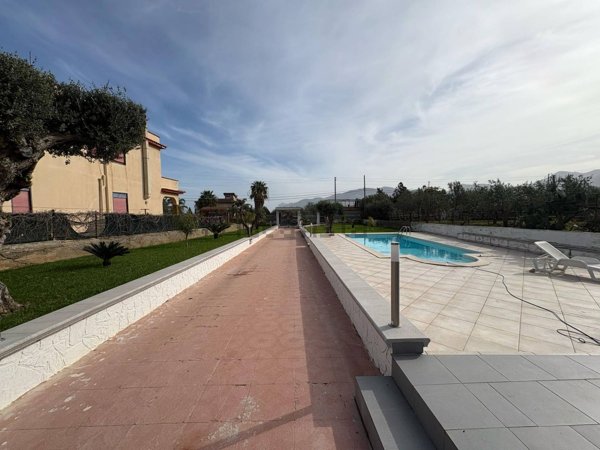 casa indipendente in vendita a Carini in zona Piraineto