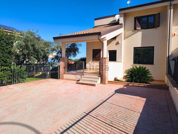 casa indipendente in vendita a Carini in zona Villagrazia di Carini