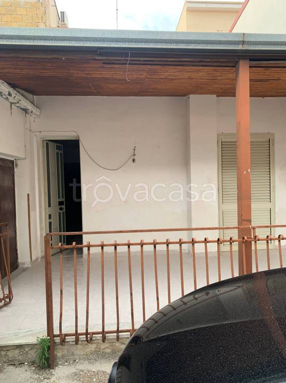 locale commerciale in vendita a Carini