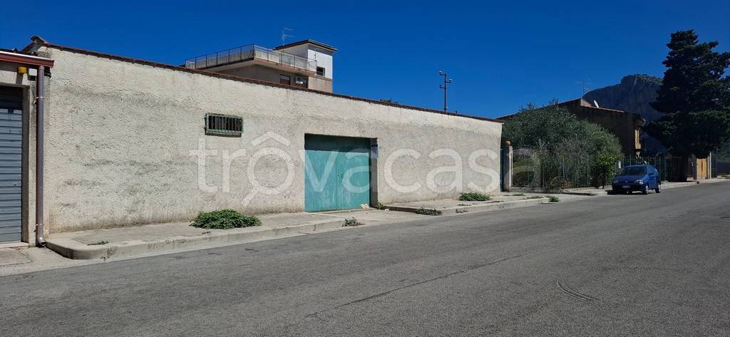 locale commerciale in vendita a Carini