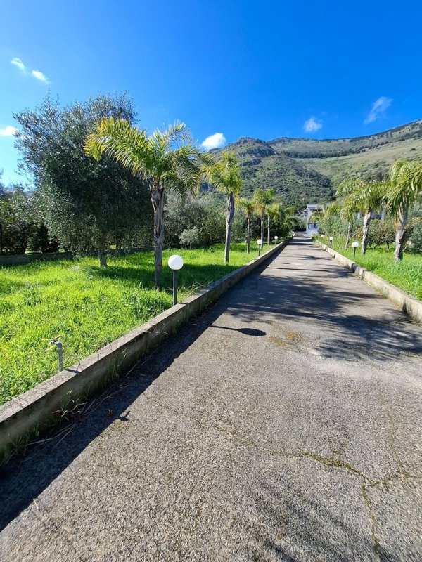 appartamento in vendita a Carini in zona Piraineto