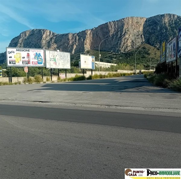 negozio in vendita a Carini in zona Bivio Foresta