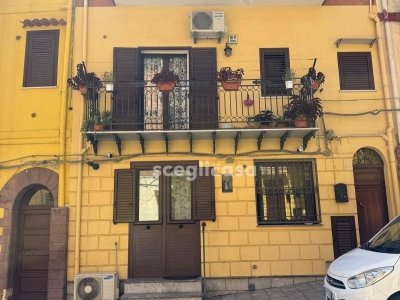 intera palazzina in vendita a Carini in zona Villagrazia di Carini